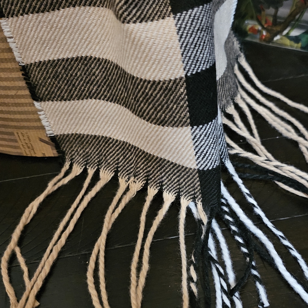 Cashmere Scarf...NEW - Picture 3 of 6